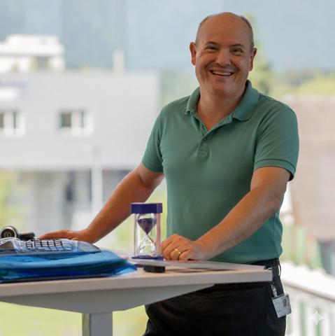 Marcus Bäckmann an einem Arbeitstisch